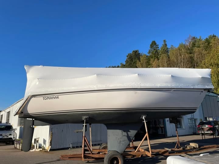 Segelbåten Tomahak krympplastad på vagga